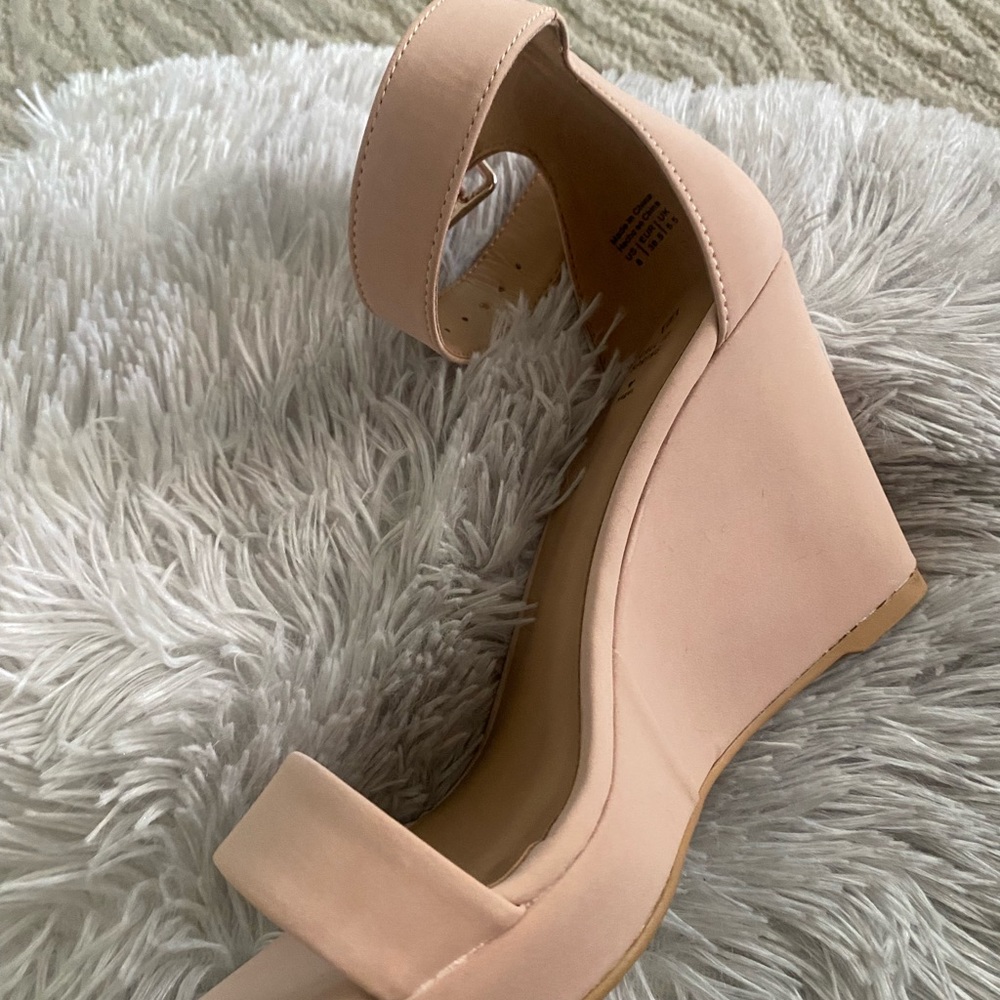 Light pink/beige wedge sandals
